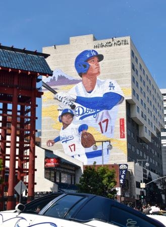 　ロサンゼルスで披露された米大リーグ、ドジャース・大谷翔平選手の巨大壁画＝２７日（共同）