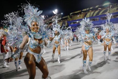 　ブラジル・リオデジャネイロのカーニバルで、踊る女性たち＝１２日（共同）