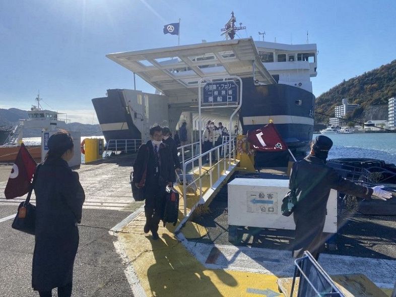 運航最終日を迎えた日生―小豆島の定期フェリー＝３０日午前１０時２７分、日生港