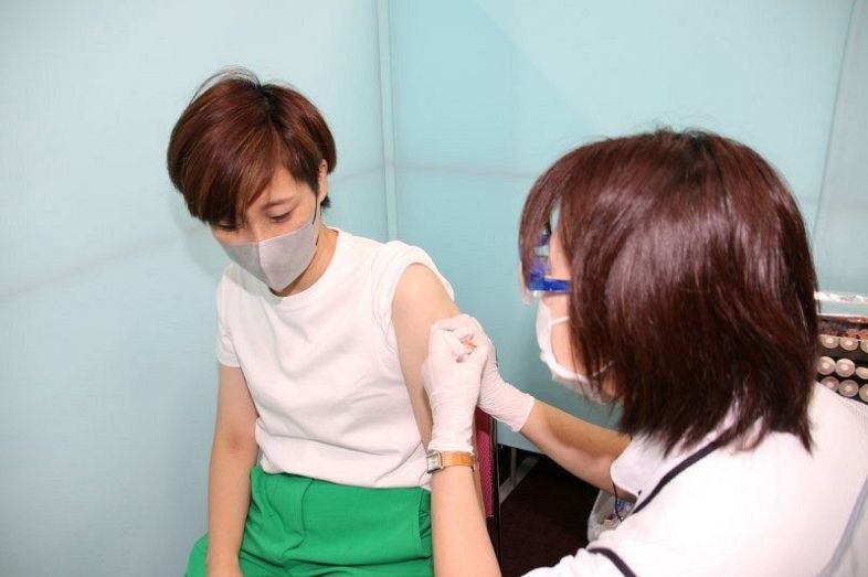 会場でワクチン接種を受ける女性