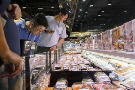 　香港のスーパーに並ぶ日本産水産物＝７月１２日（ＡＰ＝共同）