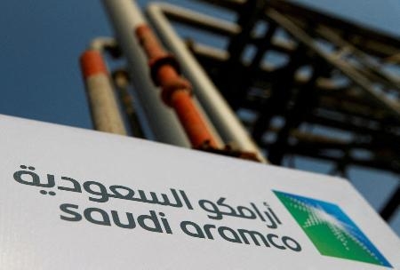 　サウジアラビア国営石油会社サウジアラムコの石油関連施設＝２０１９年１０月、サウジアラビア東部アブカイク（ロイター＝共同）