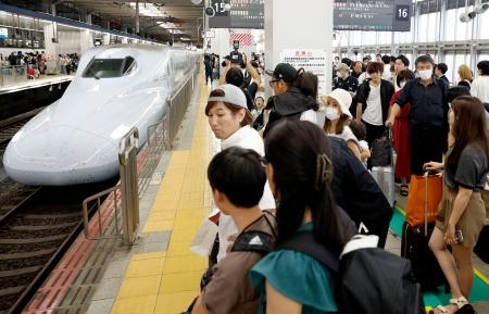 　利用客で混雑するＪＲ博多駅の新幹線ホーム＝１１日午前