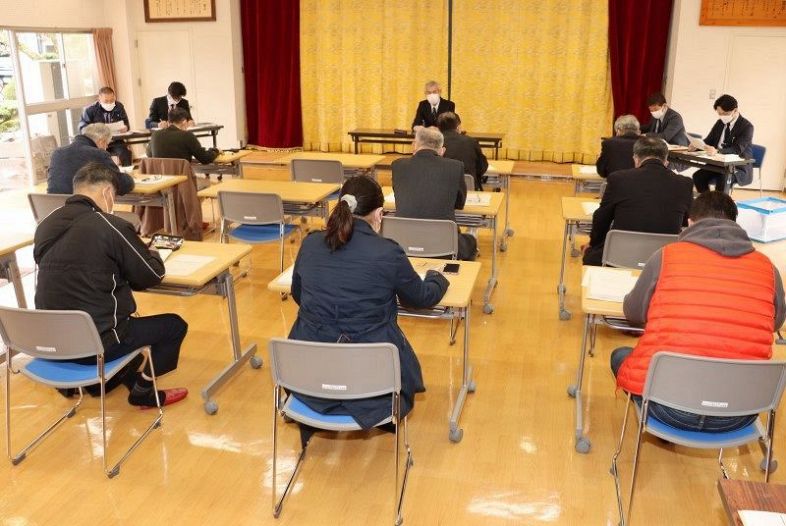 新庄村議選を前に開かれた立候補予定者説明会