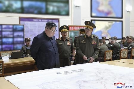 　８月、朝鮮人民軍総参謀部の訓練指揮所を訪れ「全軍指揮訓練」を視察する北朝鮮の金正恩朝鮮労働党総書記（手前左）（配信元が画像の一部を加工しています、朝鮮中央通信＝共同）