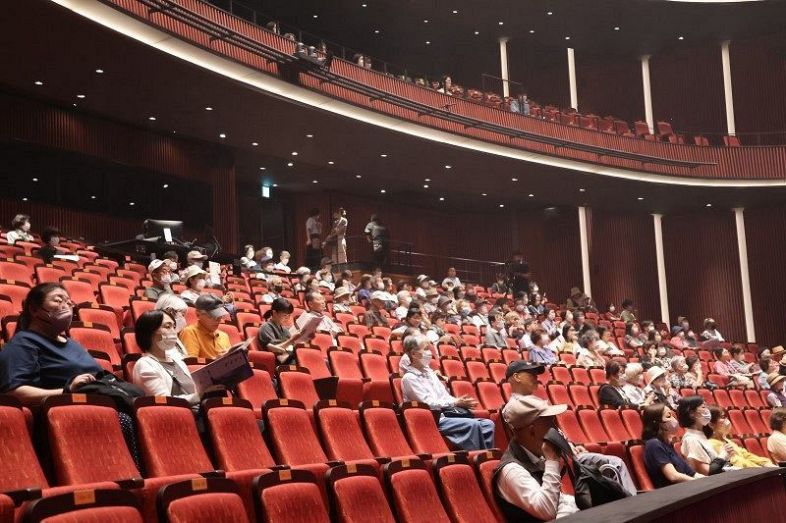 一般公開された大劇場を見学する市民ら