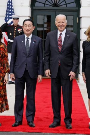　米ワシントンのホワイトハウスで、撮影に応じるバイデン大統領（右）と岸田首相＝９日（共同）
