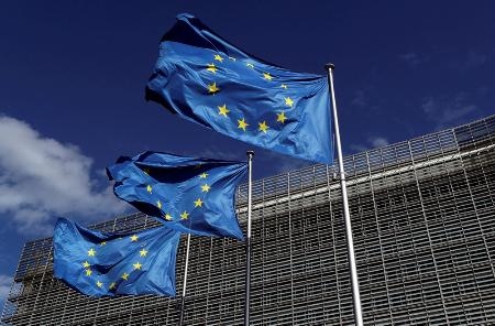 　ブリュッセルの欧州連合（ＥＵ）本部に掲げられた旗＝２０２０年（ロイター＝共同）