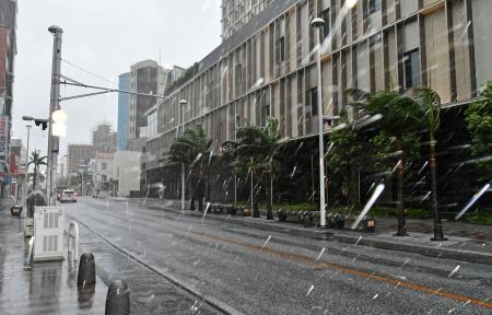 　台風６号の再接近で風雨が強まる那覇市中心部＝５日午前