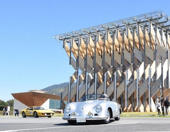 晴天の蒜山高原を駆け巡ったクラシックカー。未来的なパビリオン棟「風の葉」を背景に美しく映える＝２日、グリーナブルヒルゼン