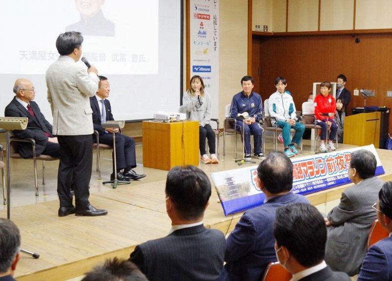 競技人生の転機を振り返る（右から）西島さん、黒田さん、山崎さん、坂本さんら