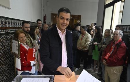 　スペインの統一地方選で票を投じるサンチェス首相＝２８日、マドリード（ゲッティ＝共同）