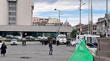 　ロシア極東ウラジオストク中心部の広場で、抗議行動を警戒する警察官ら＝４日（共同）