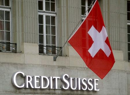 　スイス金融大手クレディ・スイスのロゴとスイス国旗＝２０２２年１１月、ベルン（ロイター＝共同）