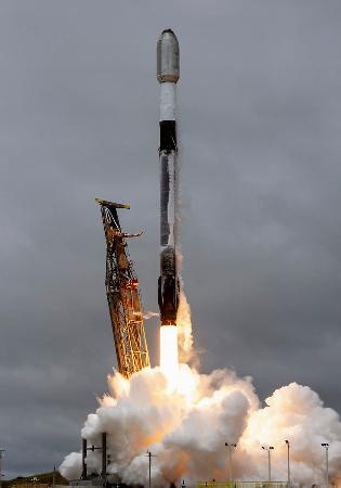 　小型「ＳＡＲ衛星」などを搭載し、米カリフォルニア州のバンデンバーグ宇宙軍基地から打ち上げられるスペースＸのファルコン９ロケット＝１２日（同社提供）