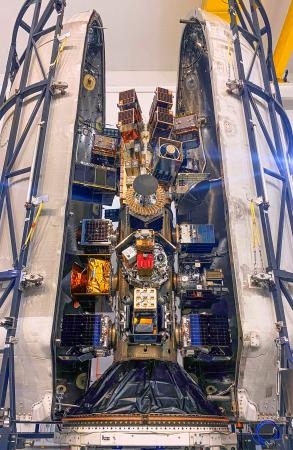 　宇宙ベンチャー企業ＱＰＳ研究所の小型「ＳＡＲ衛星」を搭載したスペースＸのファルコン９ロケット（スペースＸ提供）