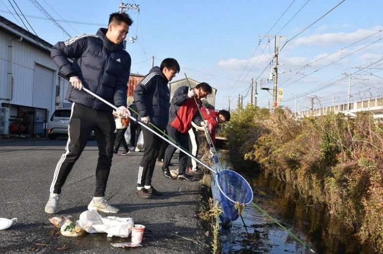 海ごみ削減へ用水路を清掃　岡山で東公民館と山陽新聞社