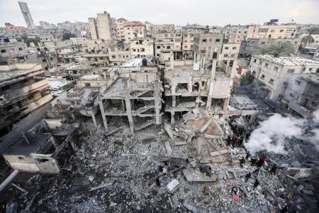 　１４日、パレスチナ自治区ガザ南部ハンユニスで、イスラエル軍の攻撃で破壊された家屋（ロイター＝共同）