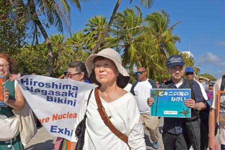 　核実験犠牲者の追悼式典の会場に向け行進する下本節子さん＝１日、マーシャル諸島の首都マジュロ（共同）