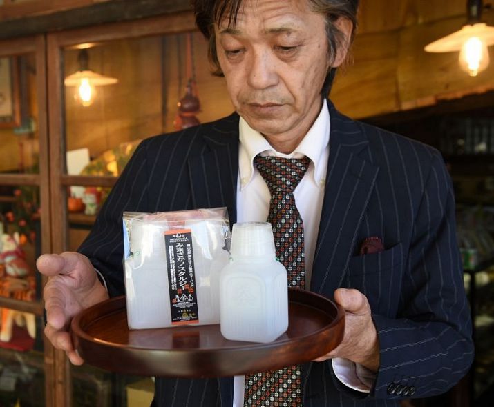 レトロなポリ茶瓶と美作市海田産のほうじ番茶ティーバッグをセットにした「みまさかノスタルジー」