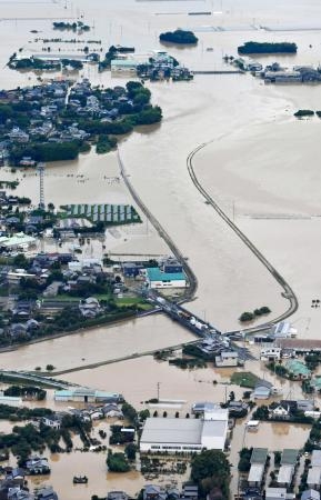 　大雨で広範囲に冠水した福岡県久留米市内。中央は巨瀬川＝１０日（共同通信社ヘリから）