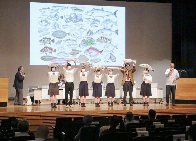 瀬戸内海で取れるさまざまな魚をアピールするシンポジウムの参加者ら