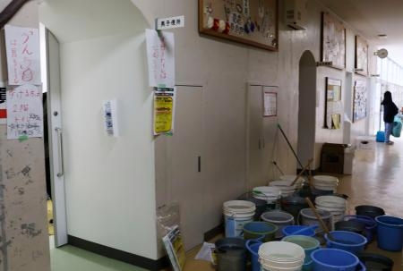 　避難所になっている小学校のトイレ＝３日、石川県珠洲市