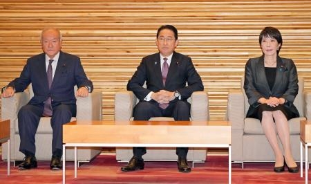 　閣議に臨む（左から）鈴木財務相、岸田首相、高市経済安保相＝１日午前、首相官邸