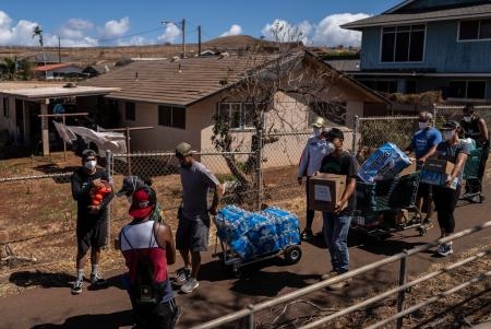 　米ハワイ・マウイ島ラハイナで、山火事の被災者に支援物資を運ぶボランティアら＝８月１９日（ＡＰ＝共同）