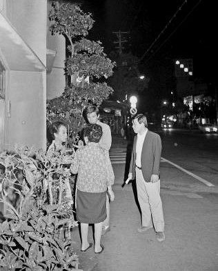夜の旅館街で聞き込みする捜査員＝１９７５年５月３１日午後９時１０分、岡山市内