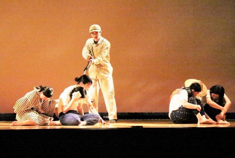 沖縄戦をテーマにした創作劇を上演する沖縄県人会の学生