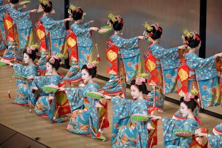 　「都をどり」の稽古の総仕上げとなる「大ざらえ」で、舞を披露する舞妓ら＝３１日午後、京都市東山区