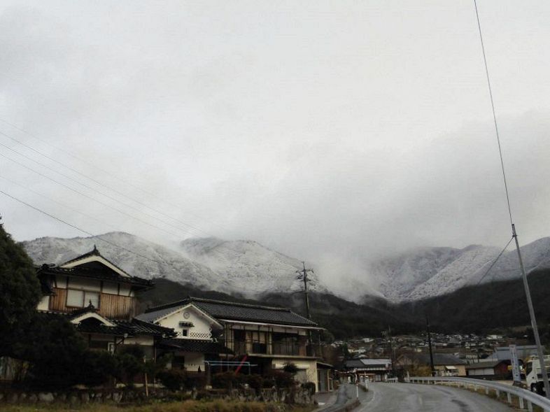 県内最高峰の美作市・後山（１３４４メートル）と周囲の山々もうっすらと雪化粧した＝１日午前７時半、同市後山（大坊一章さん提供）