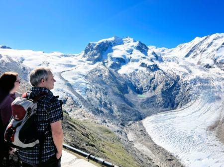 　アルプスのモンテローザと氷河を見る観光客＝６月、スイス南部バレー州（共同）