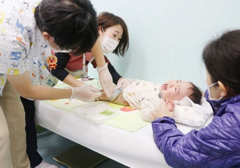 新型コロナワクチンの接種を受ける乳幼児＝１１月１７日、岡山南区にじいろ小児科クリニック