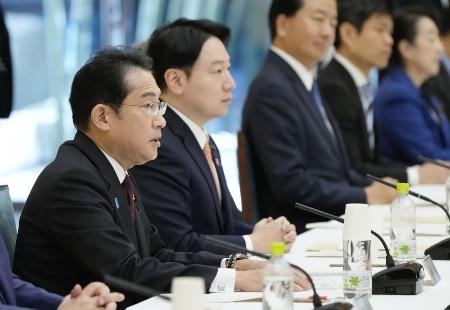 　４月２７日の男女共同参画会議であいさつする岸田首相（左端）＝首相官邸