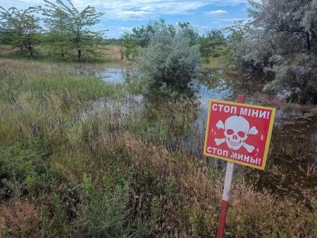 　ウクライナ南部ヘルソン州で、地雷原の存在を知らせる看板＝６月（ロイター＝共同）