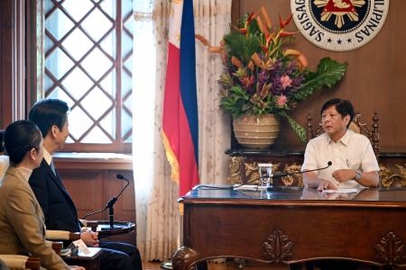 　公明党の山口代表（左奥）と会談するフィリピンのマルコス大統領＝１６日、マニラ（共同）
