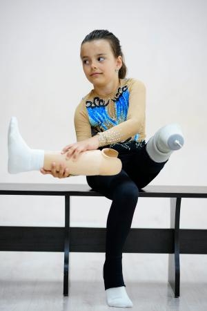　ウクライナ南部オデッサ州で、新体操の練習に励むサーシャ・パスカルさん＝５日（共同）