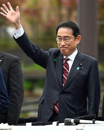 　衆院補欠選挙の応援で島根１区入りし、手を振る岸田首相＝２１日午後、松江市