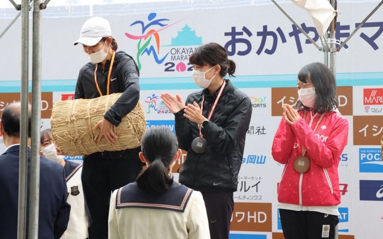 副賞を受け取った冨井菜月さん（左）ら女子の上位入賞者