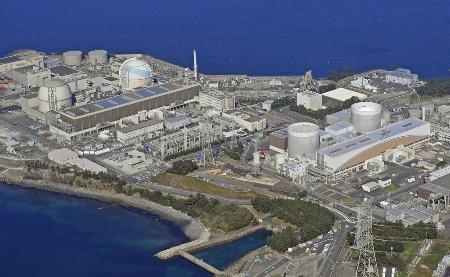 　九州電力玄海原子力発電所。右から１号機、２号機、３号機、４号機＝２０２２年１１月、佐賀県玄海町