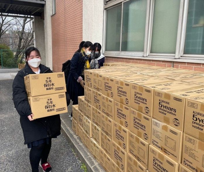 岡山高校に届けられた、災害備蓄用の水が入った大量のケース