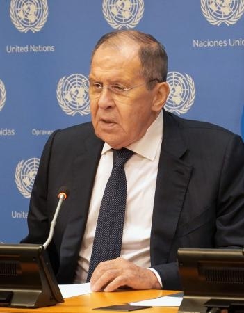 　２３日、米ニューヨークの国連本部で記者会見するロシアのラブロフ外相（共同）
