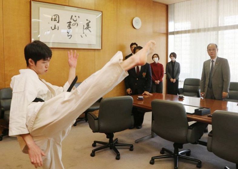 大森市長（右端）に得意の蹴りを披露する小倉さん
