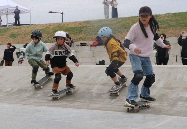 新設されたエリアでスケートボードを楽しむ子どもたち