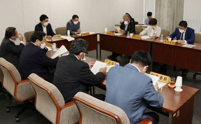 県教委への要望内容を協議する県議会文教委のメンバー