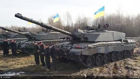 　ウクライナのレズニコフ国防相が３月、戦車「チャレンジャー２」を提供した英国に感謝を表明しツイッターに投稿した画像（レズニコフ氏のツイッターから、共同）