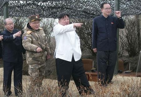 　３月、戦略巡航ミサイルの発射訓練を指導する北朝鮮の金正恩朝鮮労働党総書記（右から２人目）（朝鮮中央通信＝共同）