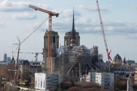 　火災からの修復作業が続くパリのノートルダム大聖堂＝１９日（ロイター＝共同）